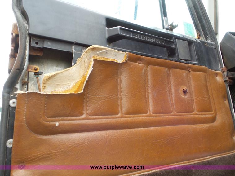 image for item L6905 1989 Freightliner FLD truck cab and chassis