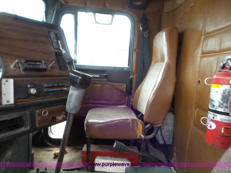image for item L6905 1989 Freightliner FLD truck cab and chassis