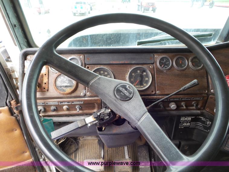 image for item L6905 1989 Freightliner FLD truck cab and chassis