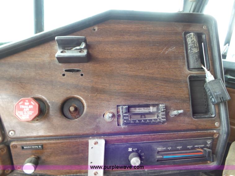 image for item L6905 1989 Freightliner FLD truck cab and chassis