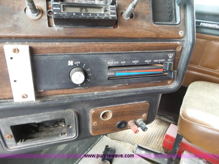 image for item L6905 1989 Freightliner FLD truck cab and chassis