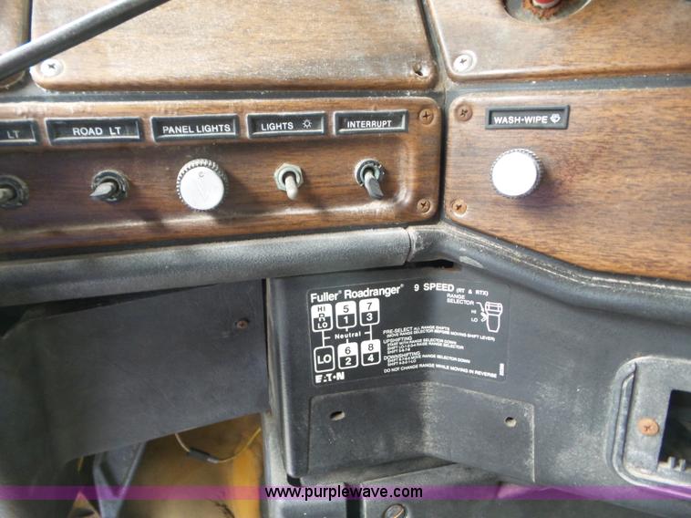 image for item L6905 1989 Freightliner FLD truck cab and chassis