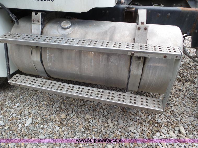 image for item L6905 1989 Freightliner FLD truck cab and chassis