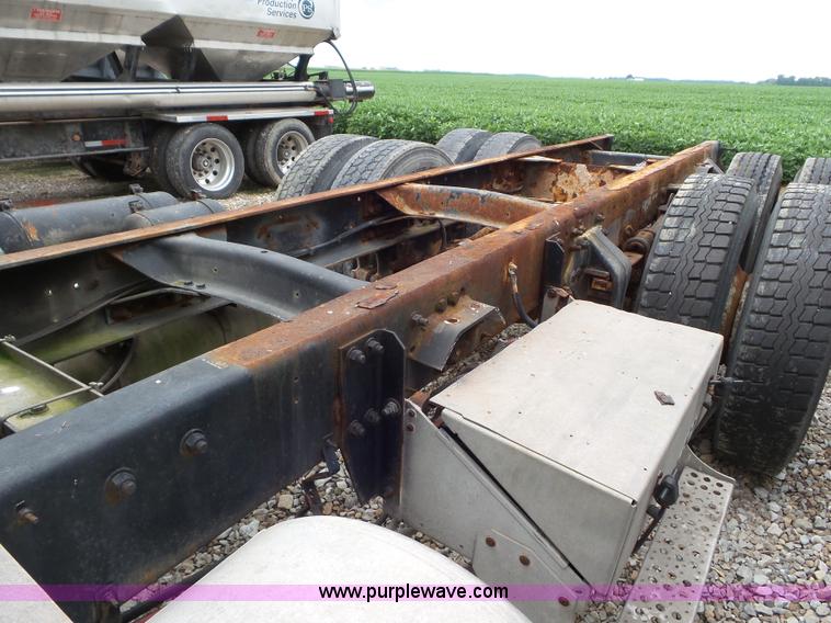 image for item L6905 1989 Freightliner FLD truck cab and chassis