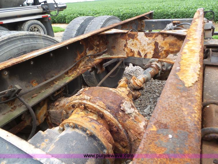 image for item L6905 1989 Freightliner FLD truck cab and chassis