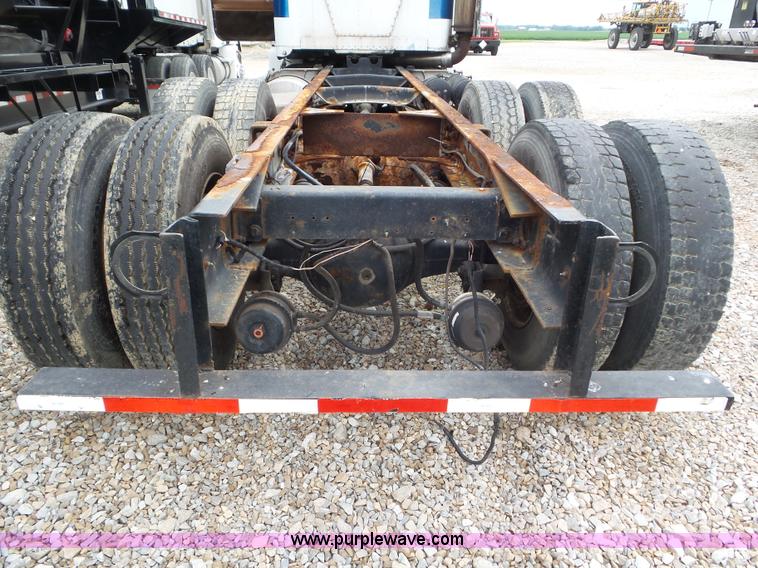 image for item L6905 1989 Freightliner FLD truck cab and chassis