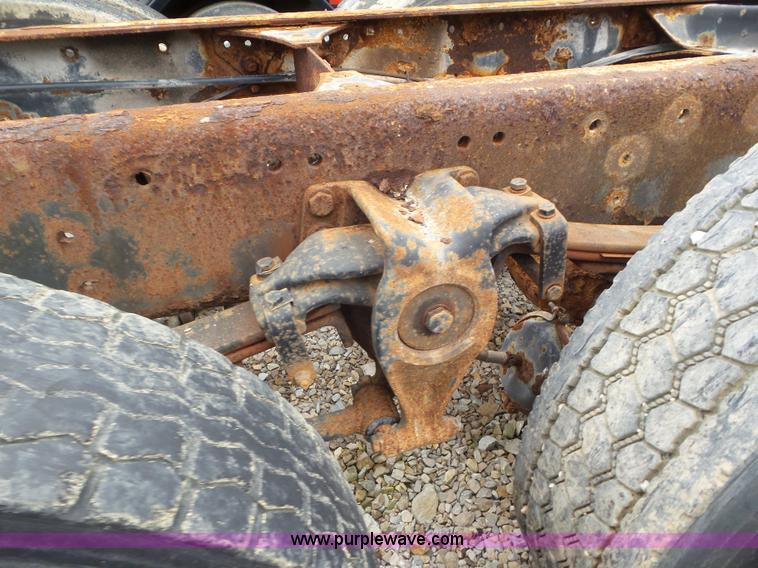 image for item L6905 1989 Freightliner FLD truck cab and chassis