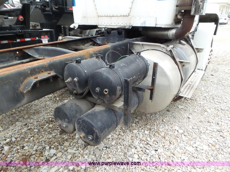 image for item L6905 1989 Freightliner FLD truck cab and chassis