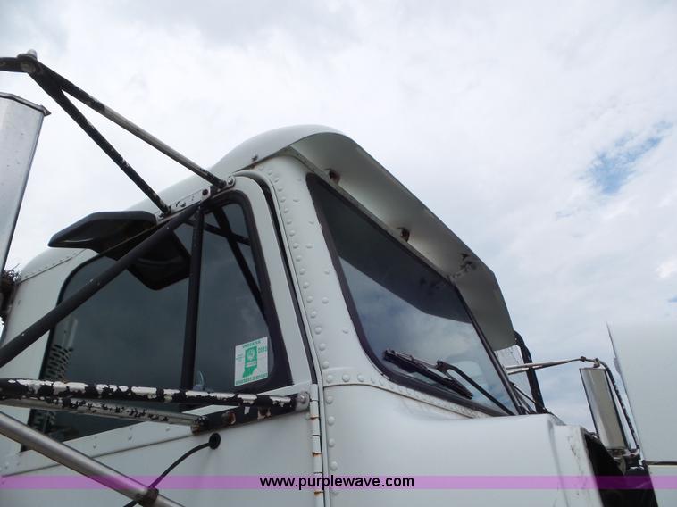 image for item L6905 1989 Freightliner FLD truck cab and chassis