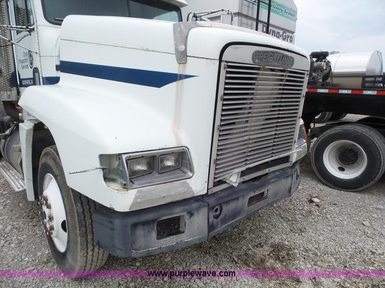 image for item L6905 1989 Freightliner FLD truck cab and chassis