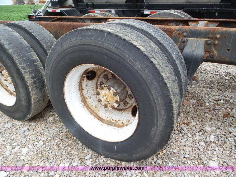 image for item L6905 1989 Freightliner FLD truck cab and chassis