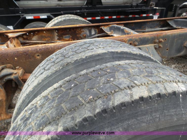 image for item L6905 1989 Freightliner FLD truck cab and chassis