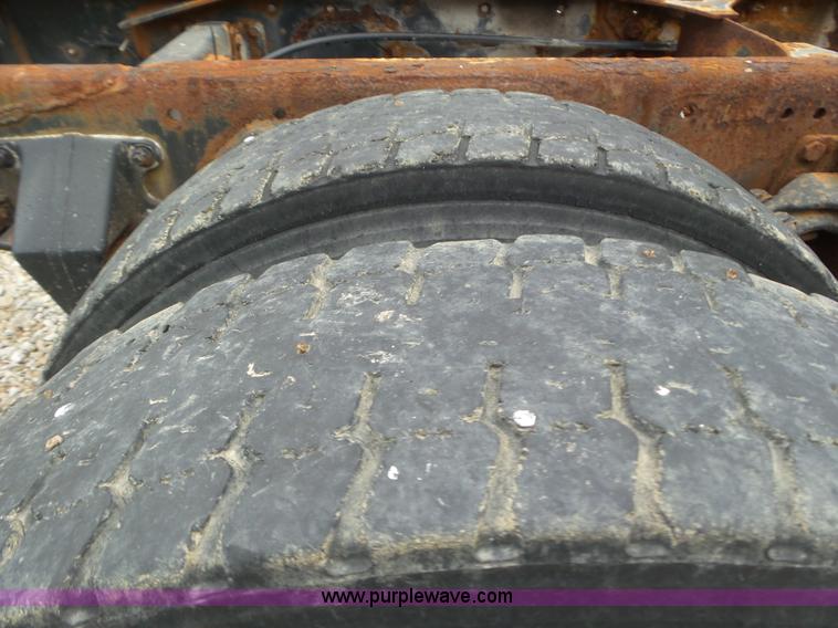 image for item L6905 1989 Freightliner FLD truck cab and chassis