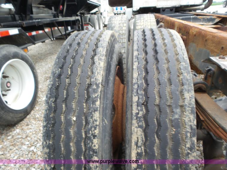 image for item L6905 1989 Freightliner FLD truck cab and chassis