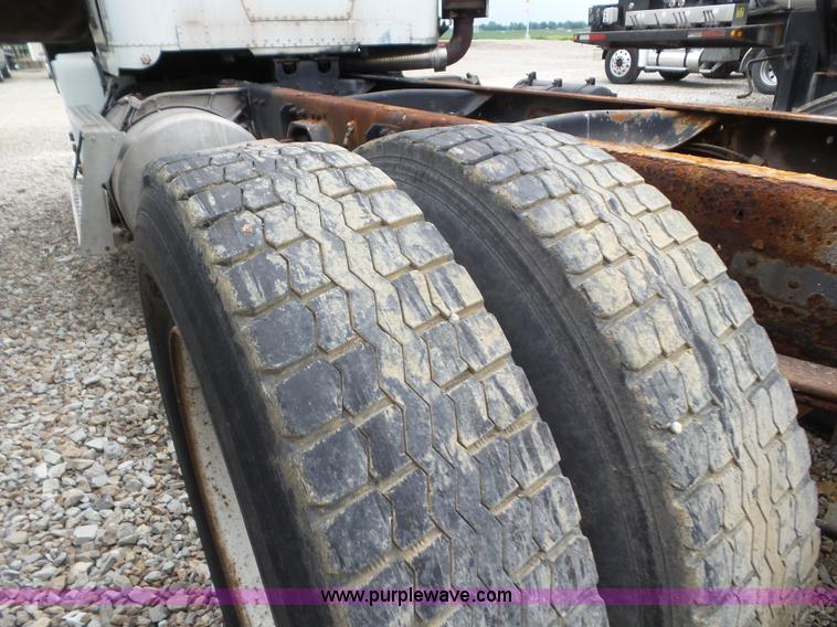 image for item L6905 1989 Freightliner FLD truck cab and chassis