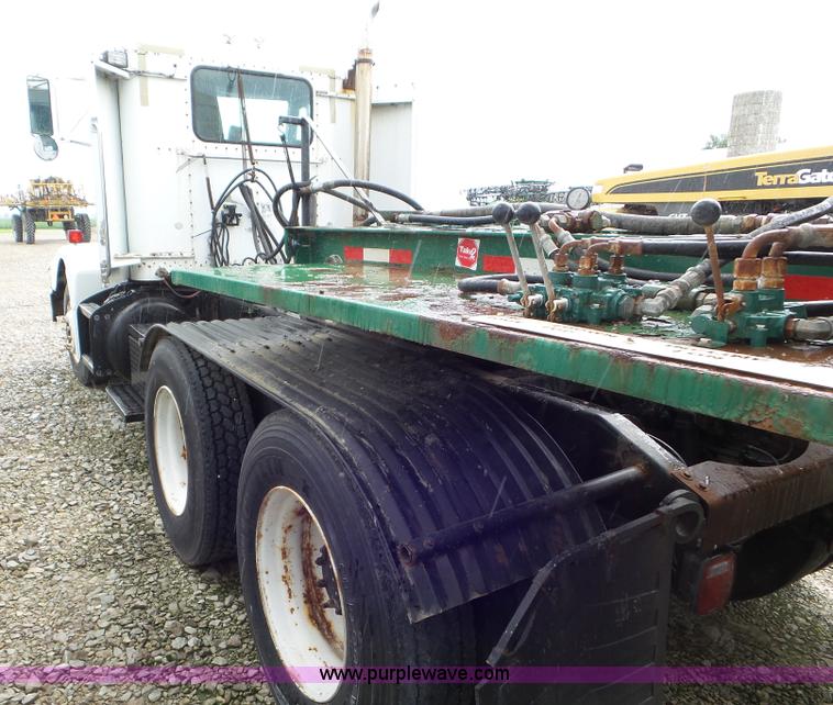 image for item L6906 1993 Peterbilt 377 semi truck