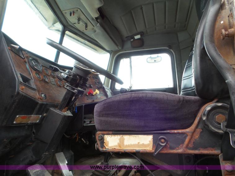 image for item L6906 1993 Peterbilt 377 semi truck