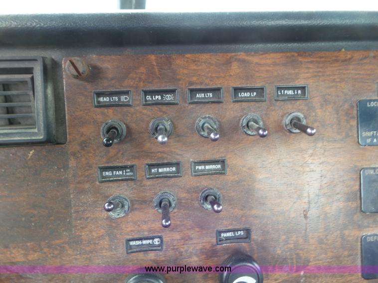 image for item L6906 1993 Peterbilt 377 semi truck