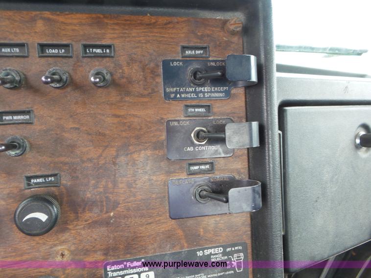 image for item L6906 1993 Peterbilt 377 semi truck