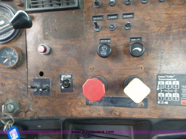 image for item L6906 1993 Peterbilt 377 semi truck