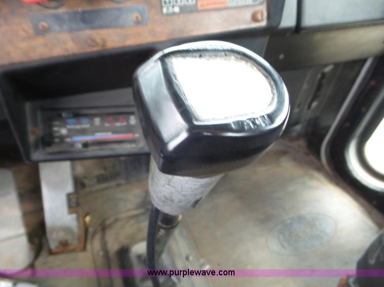 image for item L6906 1993 Peterbilt 377 semi truck