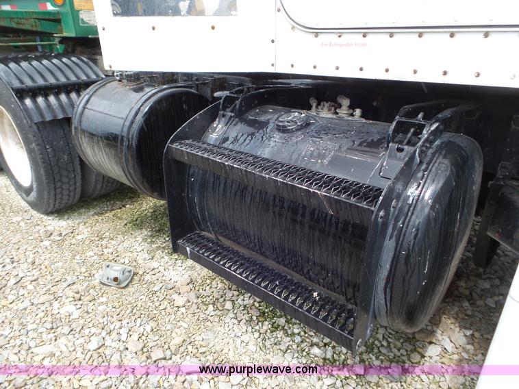 image for item L6906 1993 Peterbilt 377 semi truck