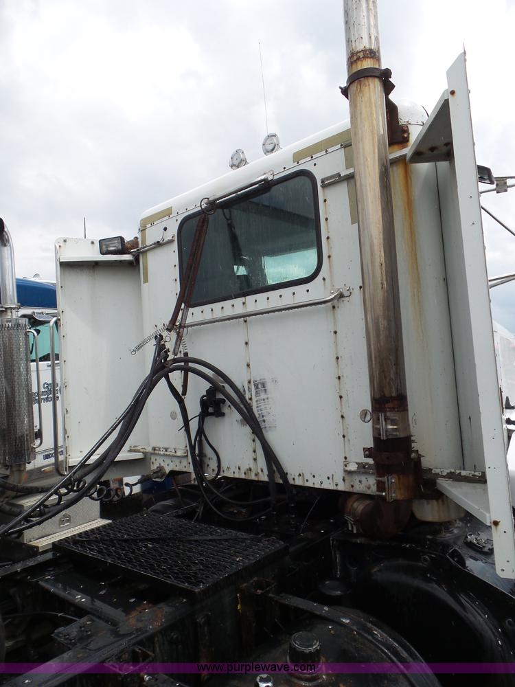 image for item L6906 1993 Peterbilt 377 semi truck