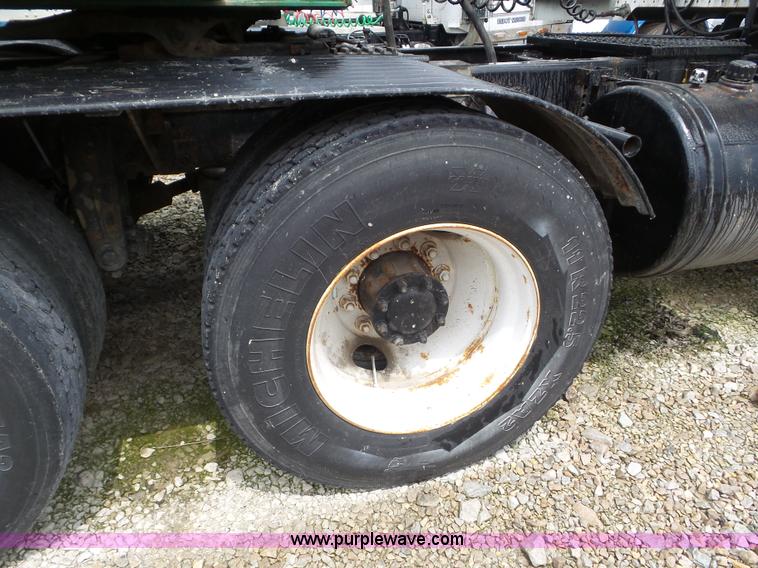 image for item L6906 1993 Peterbilt 377 semi truck