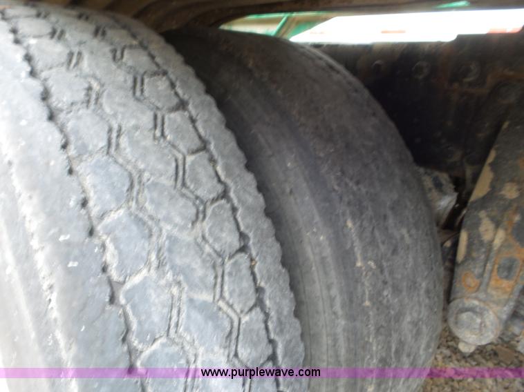 image for item L6906 1993 Peterbilt 377 semi truck