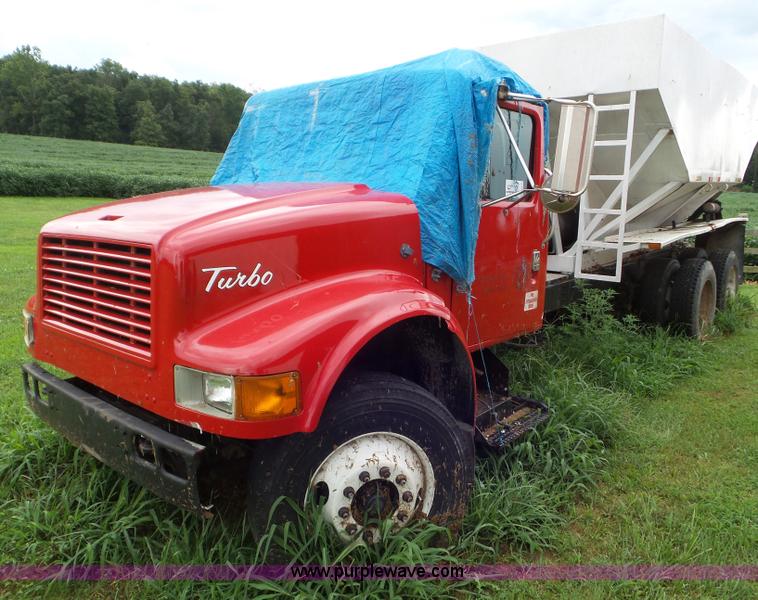 image for item L6912 1999 International 4900 tender truck