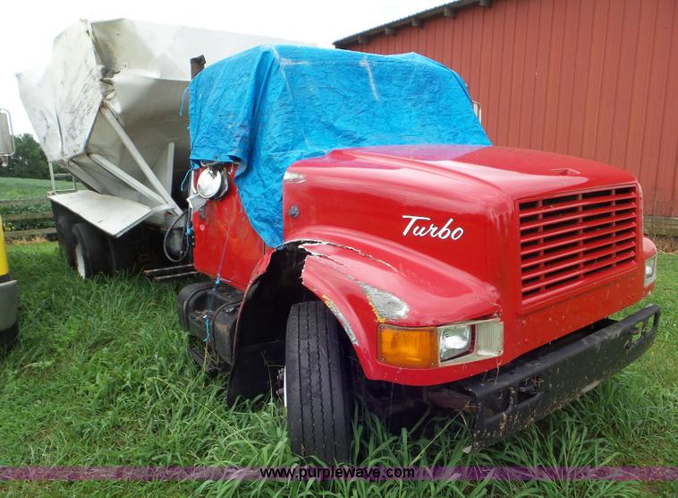 image for item L6912 1999 International 4900 tender truck