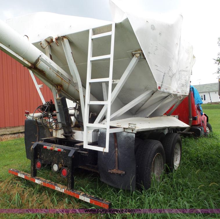 image for item L6912 1999 International 4900 tender truck