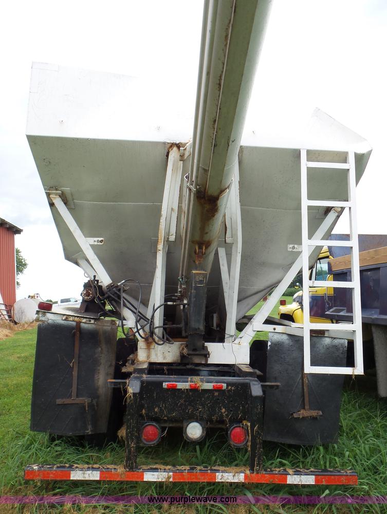 image for item L6912 1999 International 4900 tender truck