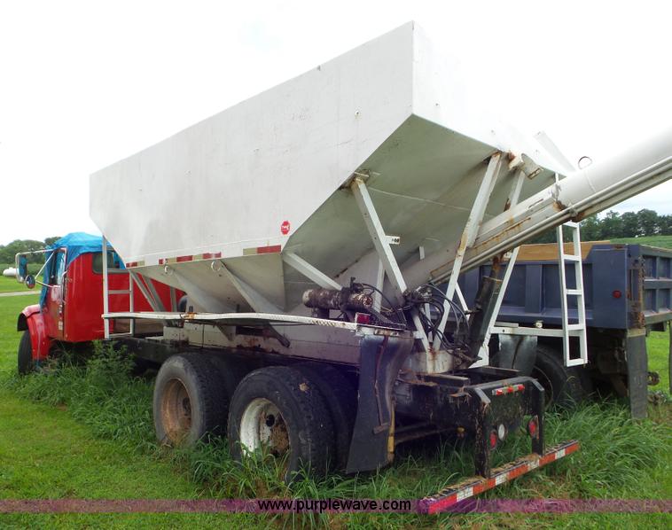 image for item L6912 1999 International 4900 tender truck