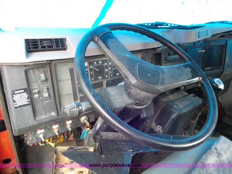 image for item L6912 1999 International 4900 tender truck