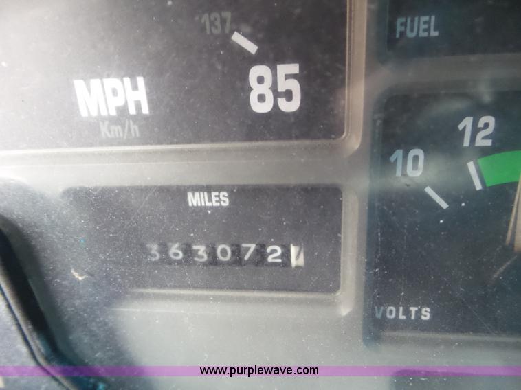 image for item L6912 1999 International 4900 tender truck