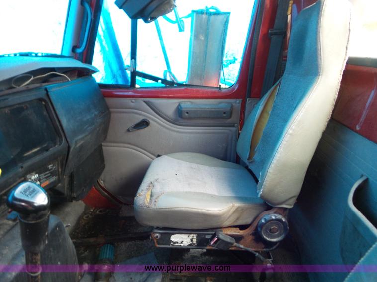 image for item L6912 1999 International 4900 tender truck