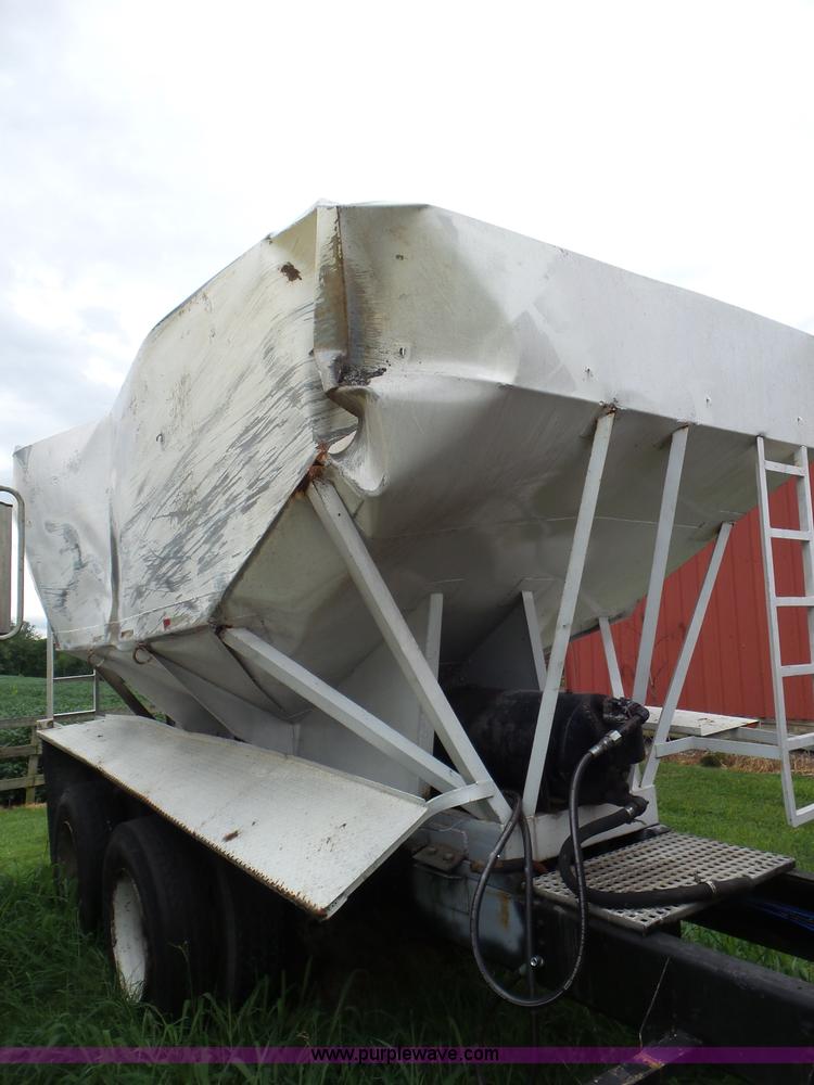 image for item L6912 1999 International 4900 tender truck