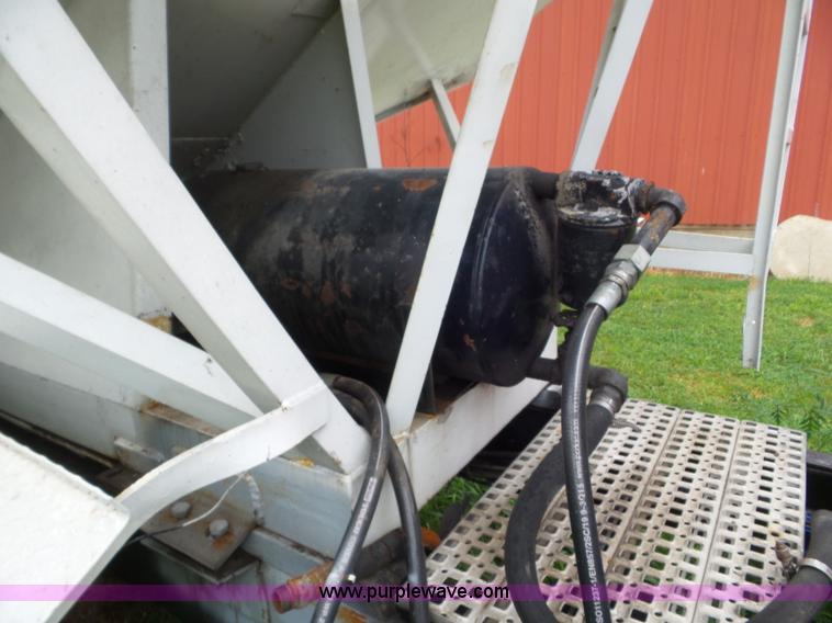 image for item L6912 1999 International 4900 tender truck