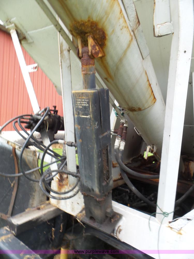 image for item L6912 1999 International 4900 tender truck