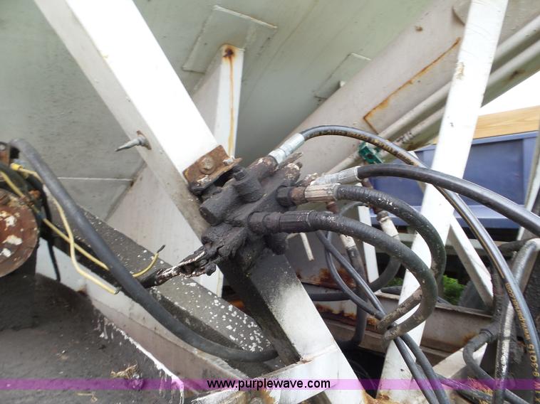 image for item L6912 1999 International 4900 tender truck