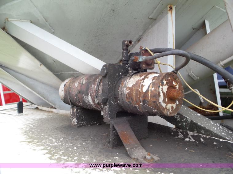 image for item L6912 1999 International 4900 tender truck