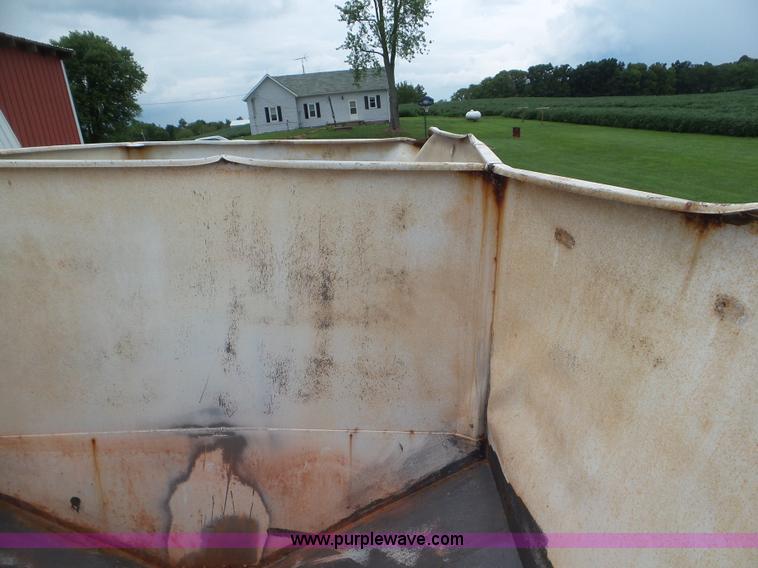 image for item L6912 1999 International 4900 tender truck