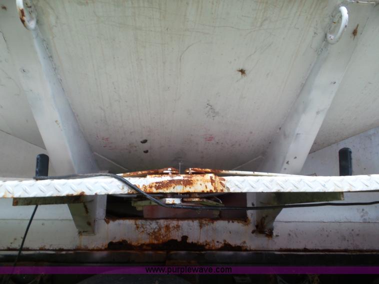 image for item L6912 1999 International 4900 tender truck