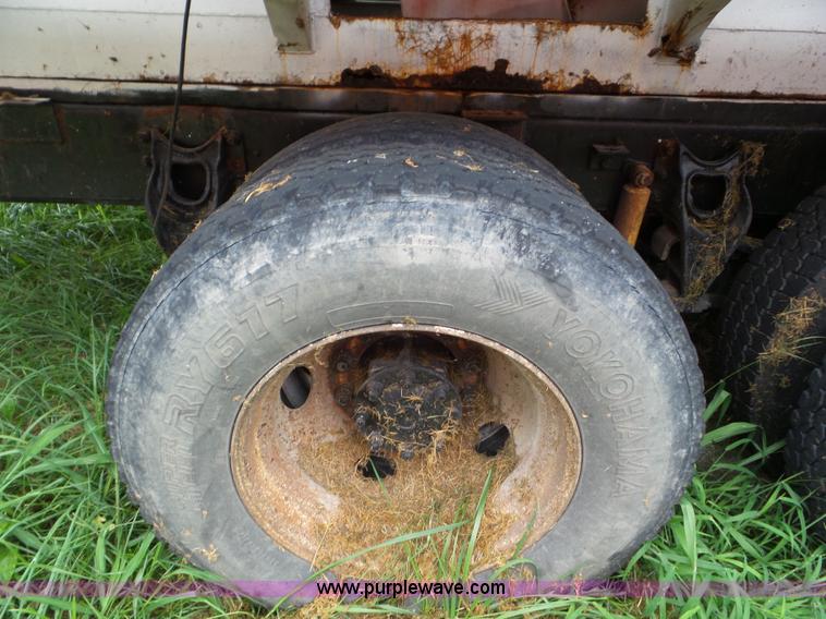 image for item L6912 1999 International 4900 tender truck