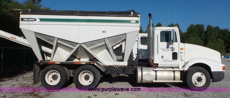 image for item L6913 1993 International 9400 tender truck