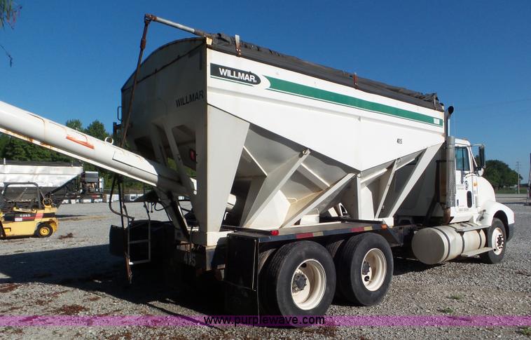 image for item L6913 1993 International 9400 tender truck