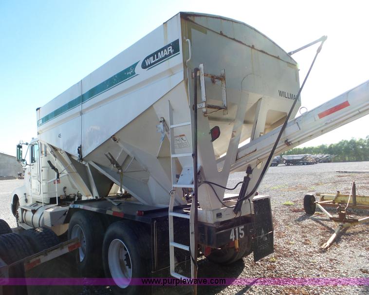 image for item L6913 1993 International 9400 tender truck