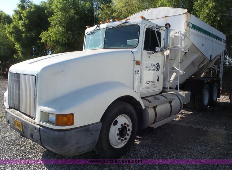 image for item L6913 1993 International 9400 tender truck