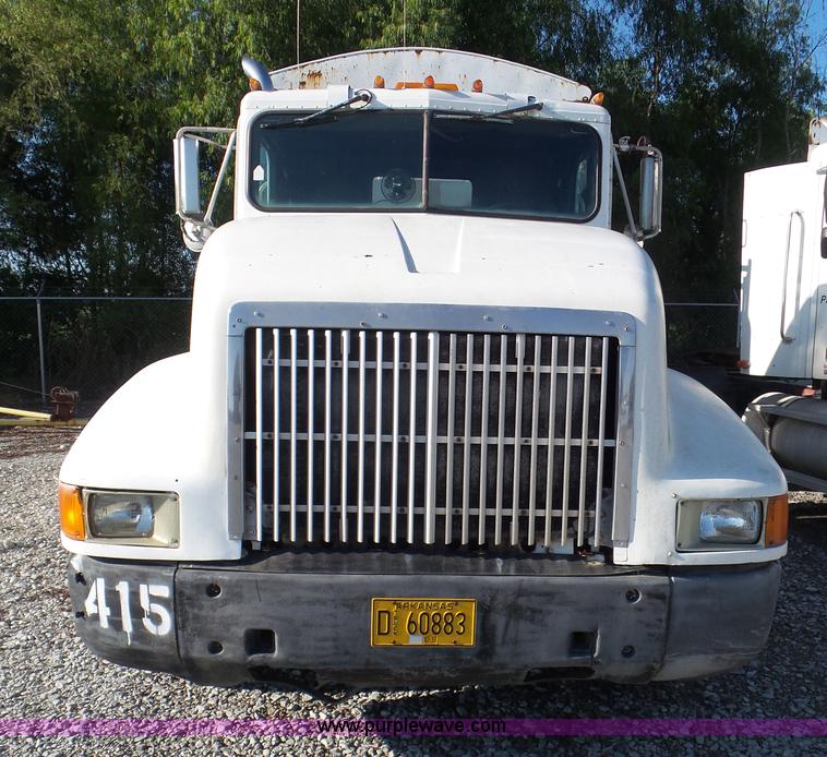 image for item L6913 1993 International 9400 tender truck
